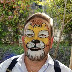 Hombre adulto con maquillaje completo de león