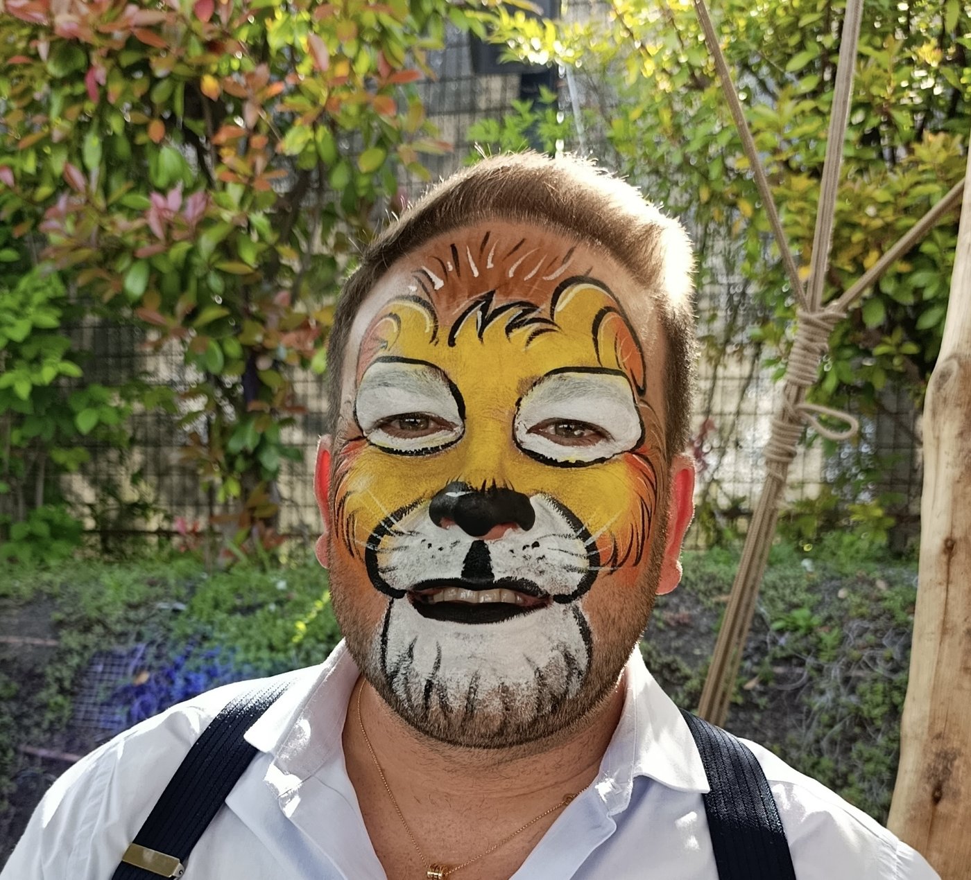 Hombre adulto con maquillaje completo de león