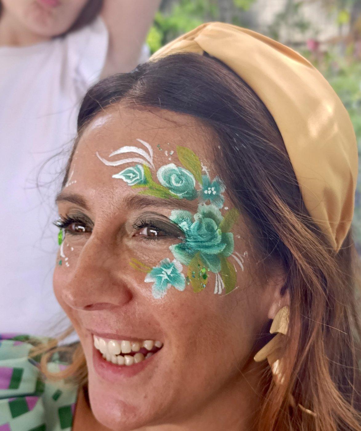 Mujer con maquillaje floral en turquesa