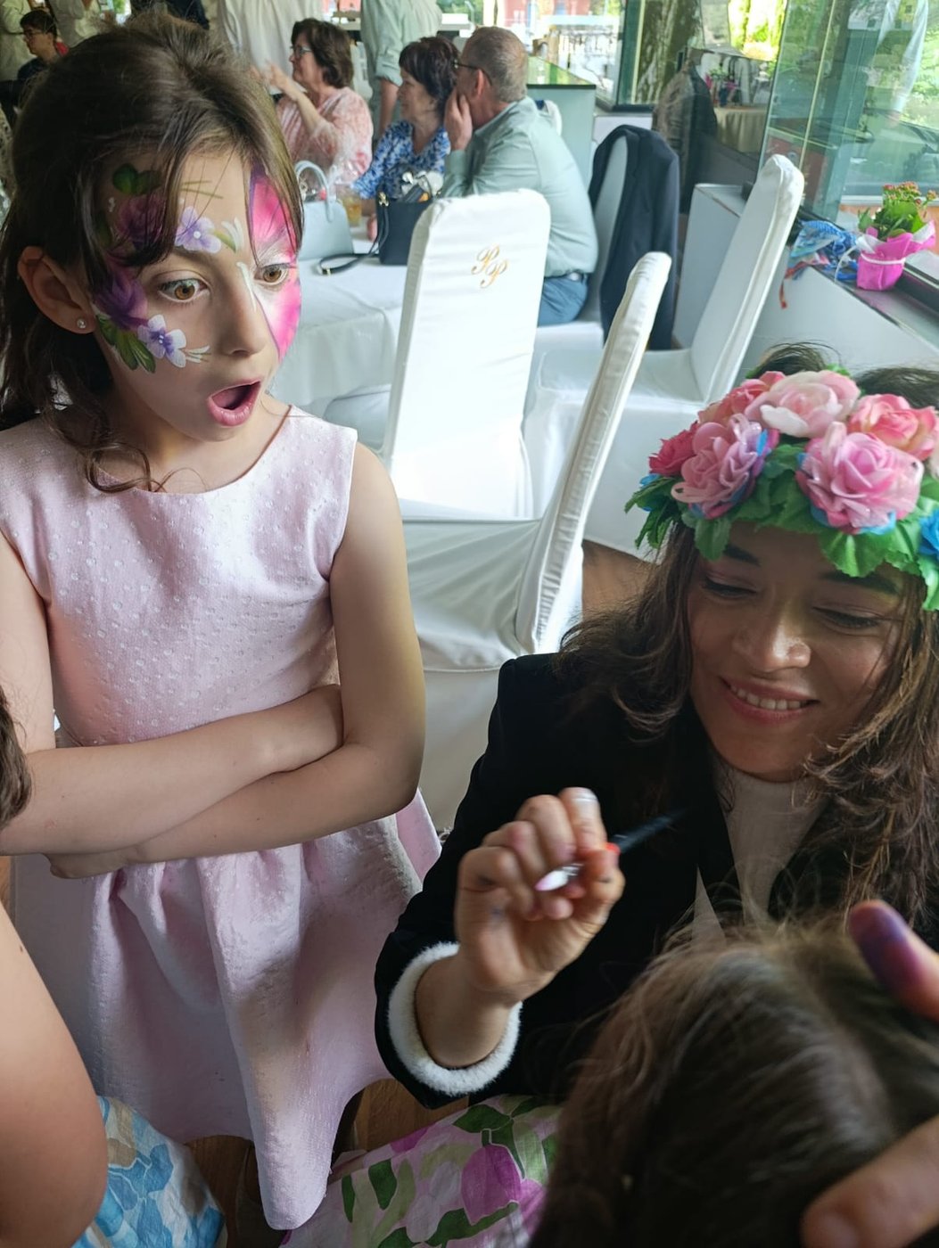 Niña con mariposa rosa-morada