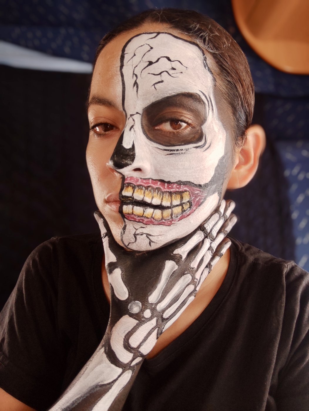 Maquillaje de calavera media cara con mano esqueleto